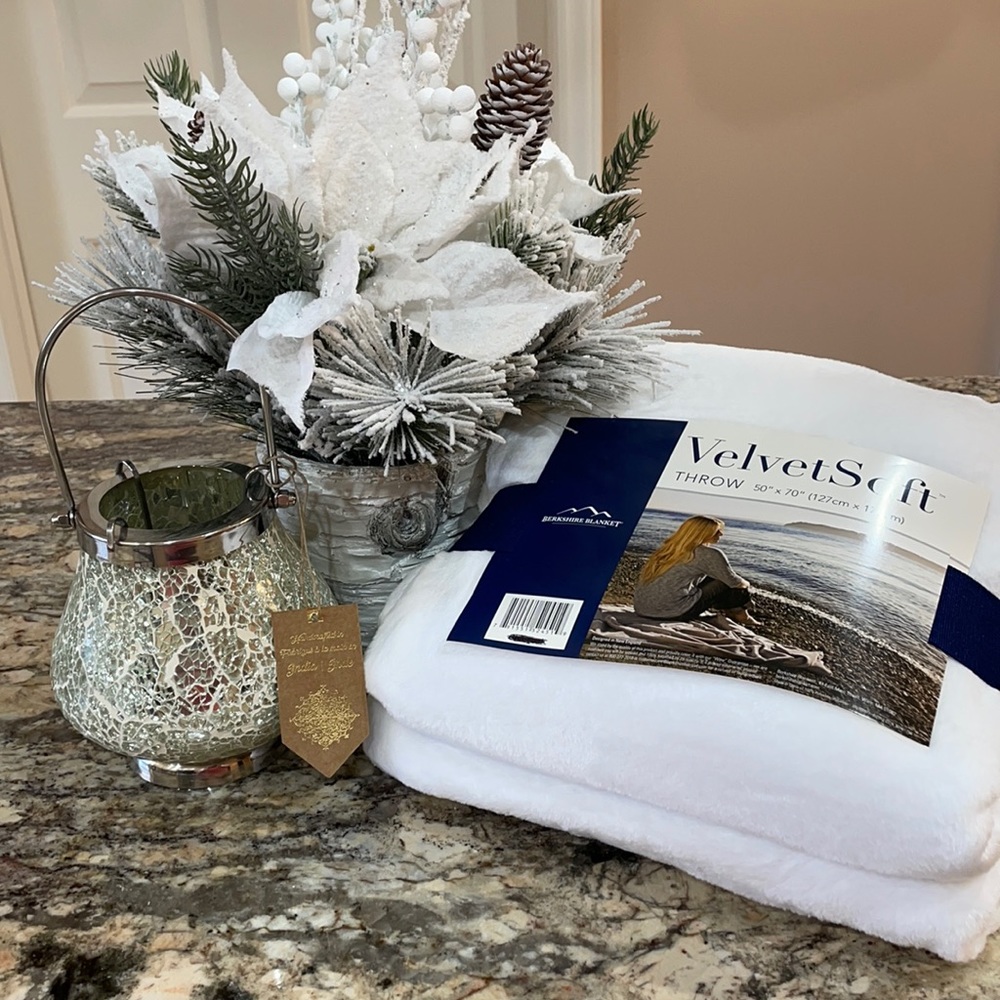 NWT Silver Handcrafted Tea light Candle With Throw